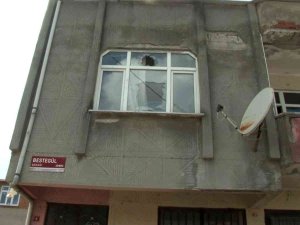 Arnavutköy’de Tavuklarını Çaldığını İddia Ettiği Genci Şikayet Eden Kadının Evi Taşlandı