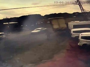 Arnavutköy’de Freni Boşalan Tır Dehşet Saçtı