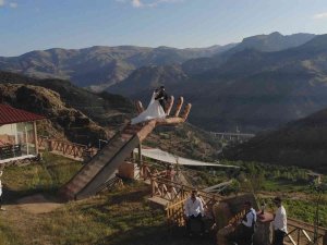 Fotoğrafçı Aile Köy Evini Fotoğraf Platosuna Çevirdiler