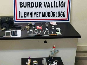 Durdurulan Araç Ve İçerisindeki Şahıslar Üzerinde Çok Sayıda Uyuşturucu Madde Bulundu