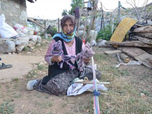 Antalya’da Yörükler Kolan Dokuma Ve Kirmen Eğirme Kültürünü Yaşatıyor