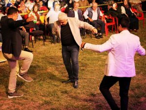 Sanatçı Ali Çakar, Belediye Başkanı Çalışkan’la Zeybek Oynadı