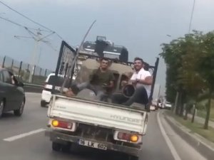 Bursa’da Kamyonet Arkasında Tehlikeli Yolculuk Kamerada
