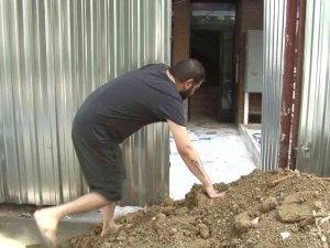 Kadıköy’de Apartman Girişine Moloz Döktüler, Bina Sakinleri Mahsur Kaldı