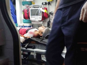 Hafif Ticari Araç Elektrikli Bisiklete Çarptı: 1 Yaralı