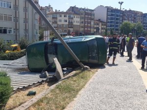 Yoldan Çıkan Otomobil, Aydınlatma Direğini Devirerek Otoparkın Çatısına Uçtu