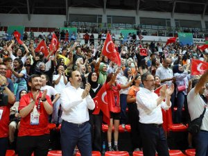 Bakan Kasapoğlu Ve Başkan Altay, Voleybol Milli Takımı’nın Sevincine Ortak Oldu