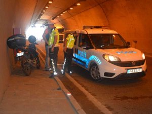 Ön Lastiği Patlayan Motosikletin Sürücüsü Kazada Yaralandı