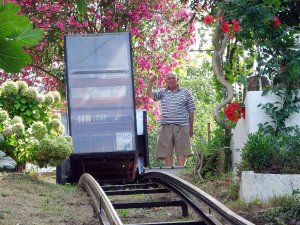 Yokuşun Başındaki Evine Kurduğu Raylı Sistemle Gidiyor