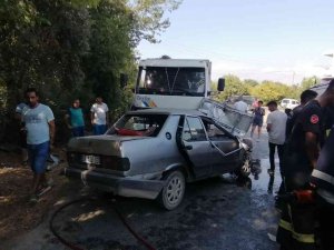Kamyonun Altına Giren Otomobil Hurdaya Döndü, Araçta Sıkışan Sürücüyü İtfaiye Çıkardı