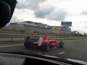 Çekya’da Polis Formula 2 Yarış Arabası İle Otoyola Çıkan Sürücünün Peşinde