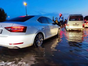 Eskişehir’de Sağanak Yağış Ve Dolu Hayatı Felç Etti