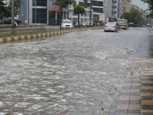 Bozüyük’te Ani Bastıran Dolu Ve Sağanak Yağış Hayatı Olumsuz Etkiledi