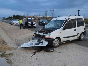 Tekirdağ’da Hafif Ticari Araç Su Kanalına Çarptı: 2 Yaralı