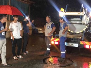 Kötü Koku Ekipleri Harekete Geçirdi, Kanalizasyonda Tıkanma Olduğu Ortaya Çıktı