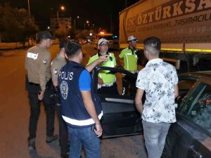 Araçlar Didik Didik Arandı, Sürücü Ve Yolcular Sorgulandı