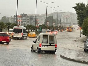Bursa’da Yağış Etkili Oldu: Yollar Göle Döndü