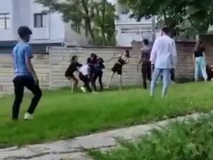 Meydan Dayağına Dönen Kız Kavgası Kamerada
