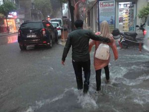 Yalova’da Sağanak Yağış Etkili Oluyor
