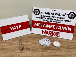 Kütahya’da İki Kişinin Üzerinde Uyuşturucu Çıktı