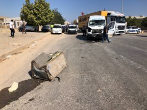 İ̇şçi Servisi Tıra Arkadan Çarptı: 6 Yaralı