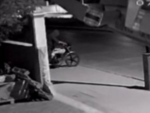 Motosiklet Hırsızları Önce Kameraya Sonra Da Polise Yakalandı