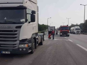 Tırın Dorsesinde Çıkan Yangın, İtfaiye Ve Vatandaşların Yardımıyla Söndü