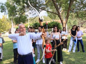 Başkan Zolan Ok Atışında Hünerlerini Sergiledi