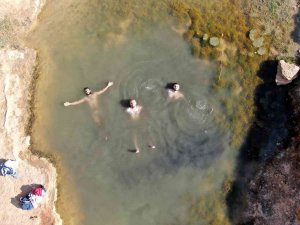 Uçurumun Kenarındaki Bu Göl Uyuzlara Çare Oluyor