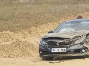 Kastamonu’da Otomobil Hafriyat Kamyonuna Çarptı: 4 Yaralı
