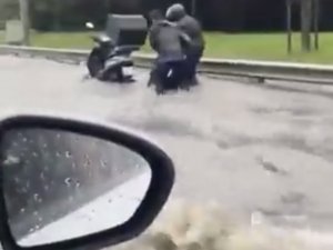Sancaktepe’de Selde Mahsur Kalan Motosikletliler Kamerada