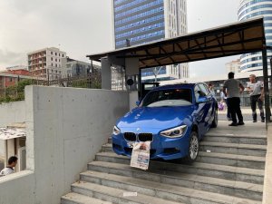 Adliyenin Yaya Girişinden Giren Otomobil Merdivenlerde Asılı Kaldı
