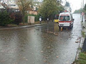 Üsküdar’da Yollar Göle Döndü: 1 Araç Mahsur Kaldı, Yolcu Fenalaştı