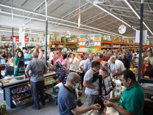 İ̇ndirimi Duyan Koştu, Kasada Uzun Kuyruklar Oluştu