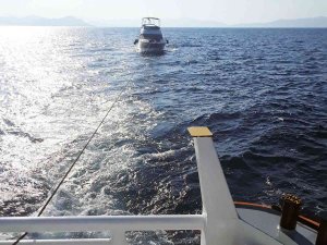 Makine Arızası Nedeniyle Sürüklenen Lüks Tekne Kurtarıldı