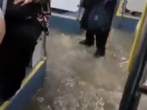 Üsküdar’da İ̇ett Otobüsünü Sel Bastı, Yolcular Panikle Kaçıştı