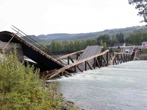 Norveç’te Ahşap Köprü Çöktü, Araç Nehre Düştü
