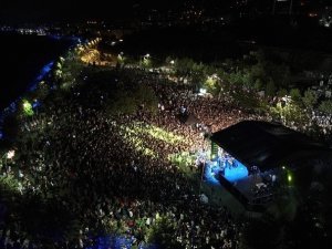 Sefo Konserinde Gençler Birbirine Girdi