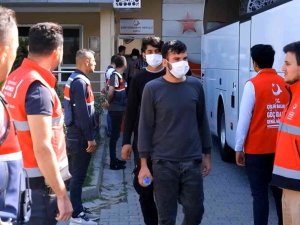 Edirne’de 110 Yabancı Uyruklu Göçmen Sınır Dışı Edilmek Üzere İ̇stanbul’a Gönderildi