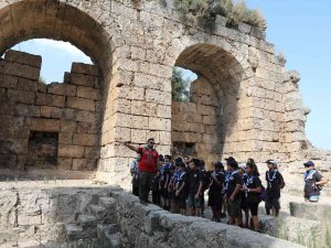 Büyükşehirin İzcileri Perge Antik Kenti’nde