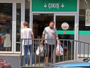 Poşetleri Doldurup Çıktılar, Cumhurbaşkanı Erdoğan’a Teşekkür Ettiler