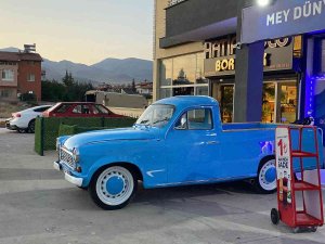 1964 Model Kamyonet Alıcısını Bekliyor