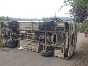 El Freni Çekilmeyen Midibüs Devrildi: 3 Yaralı