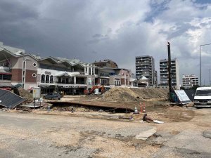 Şiddetli Yağış Ve Fırtına İnşaat Bariyerlerini Devirdi