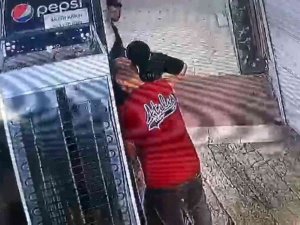 Şanlıurfa’da 3 Şahsın Meşrubat Hırsızlığı Kameraya Yansıdı