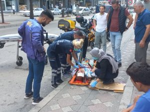 Yürürken Dengesini Kaybetti, Kafasını Kaldırıma Çarparak Yaralandı