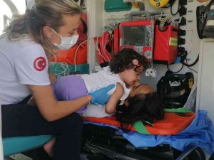 Küçük Çocuk Kazada Yaralanan Annesini Biran Olsun Bırakmadı