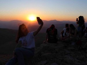 Nemrut Dağı’nda Hafta Sonu Turist Yoğunluğu Yaşandı