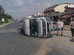 Manavgat’ta Otomobiller Çarpıştı, Tur Minibüsü 50 Metre Sürüklenerek Devrildi