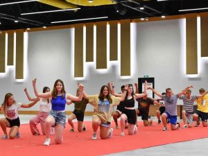 Yabancı Öğrenciler Halayı Sevdi